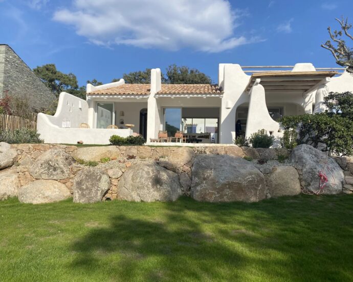 Porto-Vecchio, Domaine de Cala Rossa, villa pied dans l’eau, vue mer panoramique, 5 chambres, plage à pied