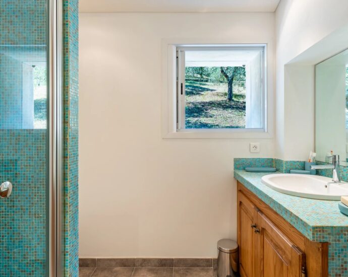 Castagniccia, Proche Bastia, Domaine 7 chambres, Piscine chauffée, accès rivière, proche plages