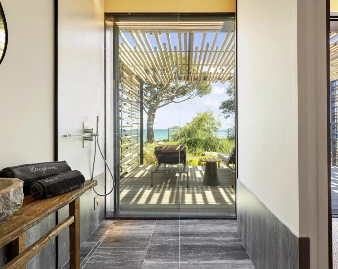 Caramontino, Domaine d&rsquo;Arinella, villa 7 chambres, pied dans l&rsquo;eau, piscine, vue mer panoramique, plage à pied