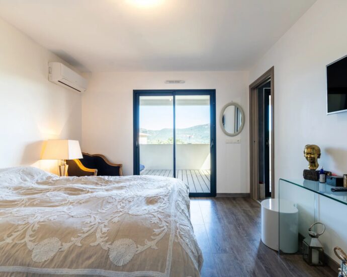 Porto-Vecchio, Appartement en duplex, 5 chambres, vue montagnes, piscine commune