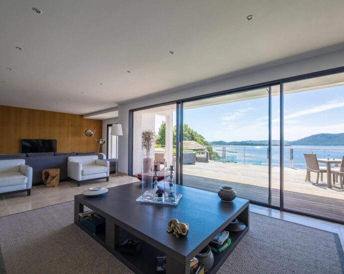 Porto-Vecchio, Golfo di sogno, villa pied dans l&rsquo;eau, 6 chambres, vue mer panoramique, accès mer