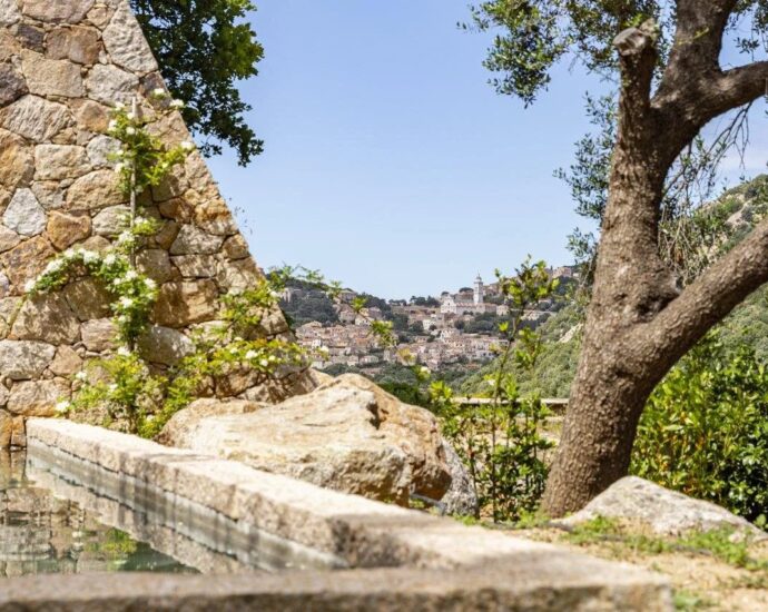 Pigna, villa d&rsquo;architecte, 4 chambres, piscine, vue village et montagnes, proche plage