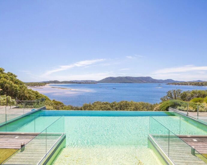 Porto-Vecchio, Golfo di sogno, villa pied dans l&rsquo;eau, 6 chambres, vue mer panoramique, accès mer