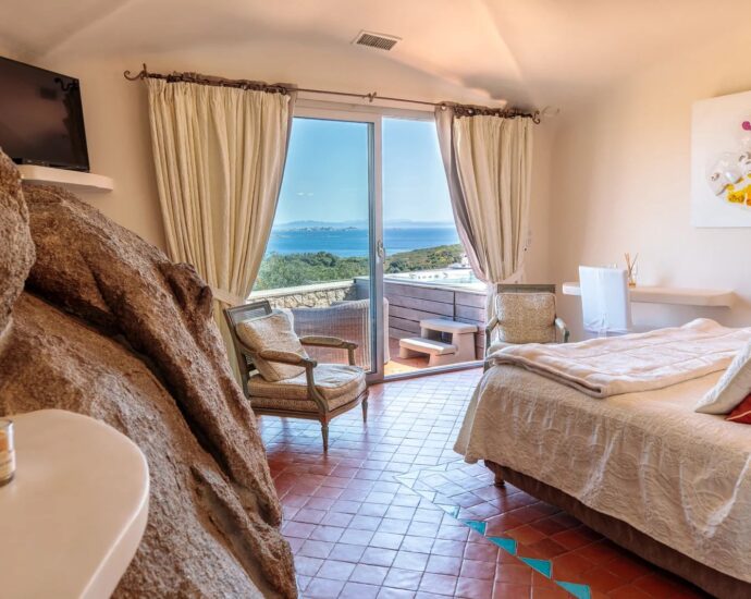 Bonifacio, Cala Longa , Villa 6 rooms, swimming pool, sea view, RL357 Marina Di Cavu