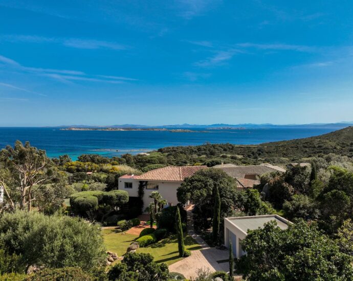 Bonifacio, Cala Longa , Villa 6 rooms, swimming pool, sea view, RL357 Marina Di Cavu