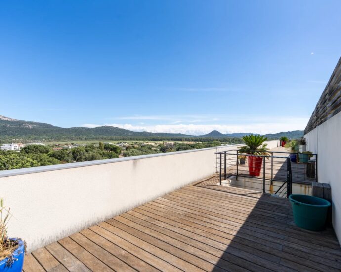 Porto-Vecchio, Appartement en duplex, 5 chambres, vue montagnes, piscine commune