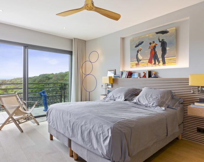 Bonifacio, 5-Bedroom Villa with Heated Pool, Golf Practice Area, Panoramic Mountain Views, Close to Beaches