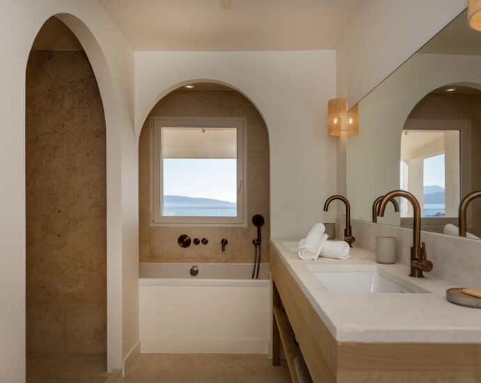 Sagone, Villa pieds dans l&rsquo;eau, 6 chambres, vue mer panoramique, accès plage à pied