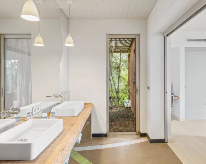 Palombaggia, villa pied dans l&rsquo;eau, 7 chambres, piscine à débordement, vue mer panoramique, plage à pied