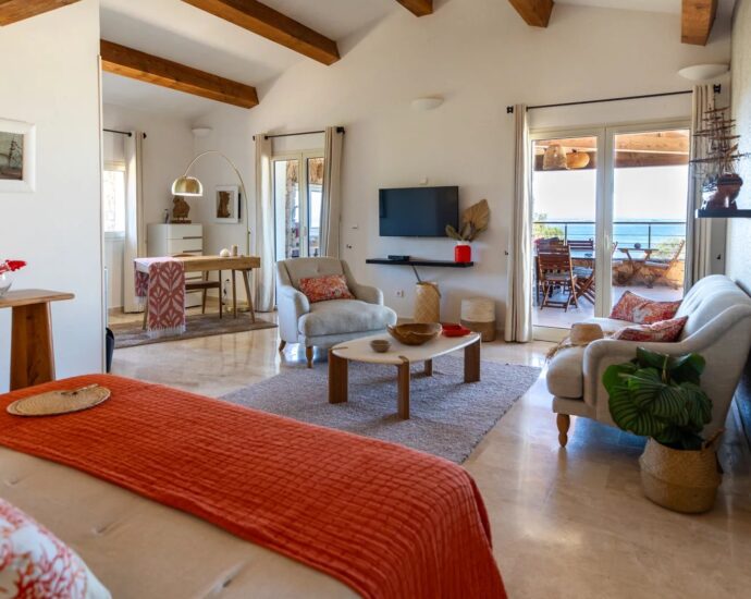 Bonifacio, Piantarella, 6-Bedroom Villa with Pool and Sea View, Beach Within Walking Distance