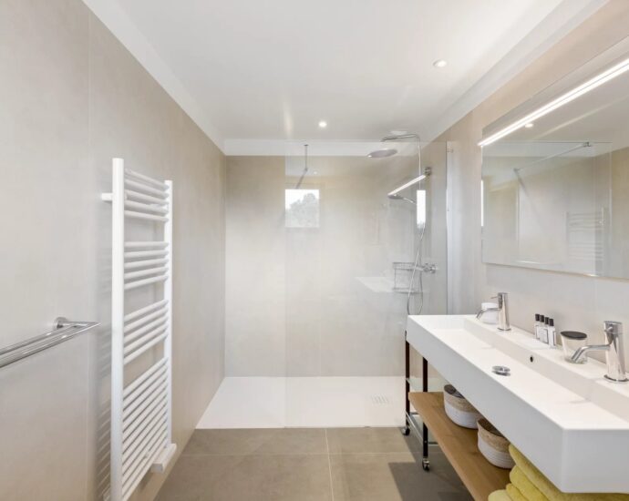 Bonifacio, 5-Bedroom Villa with Heated Pool, Golf Practice Area, Panoramic Mountain Views, Close to Beaches