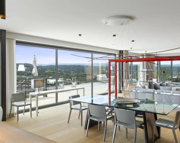 Bonifacio, 5-Bedroom Villa with Heated Pool, Golf Practice Area, Panoramic Mountain Views, Close to Beaches