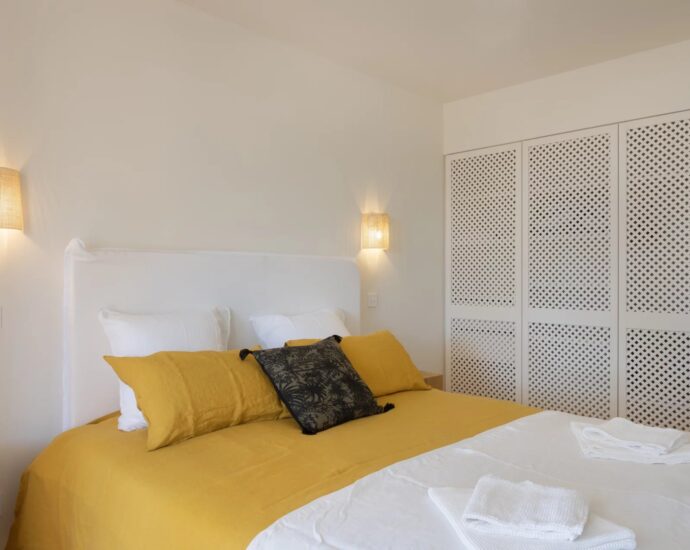 Sagone, Villa pieds dans l&rsquo;eau, 6 chambres, vue mer panoramique, accès plage à pied