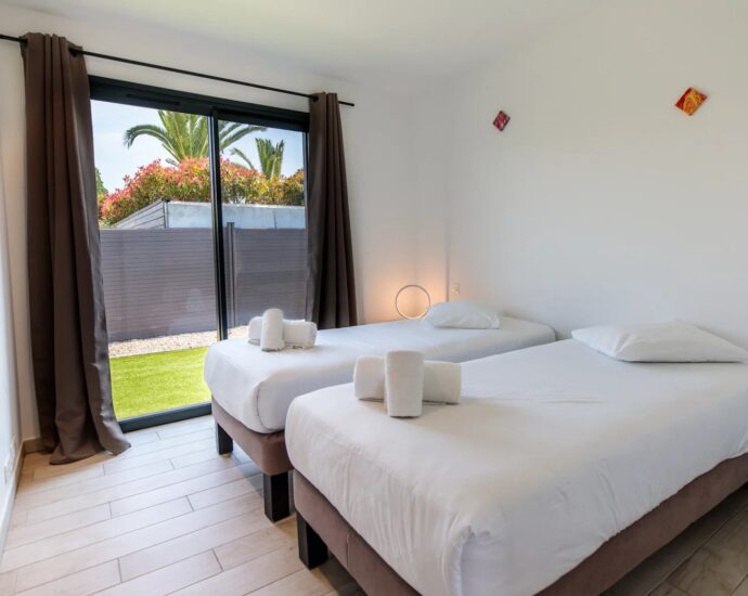 Lecci, Cala Rossa, Villa de 3 chambres avec piscine chauffée et plage à pieds