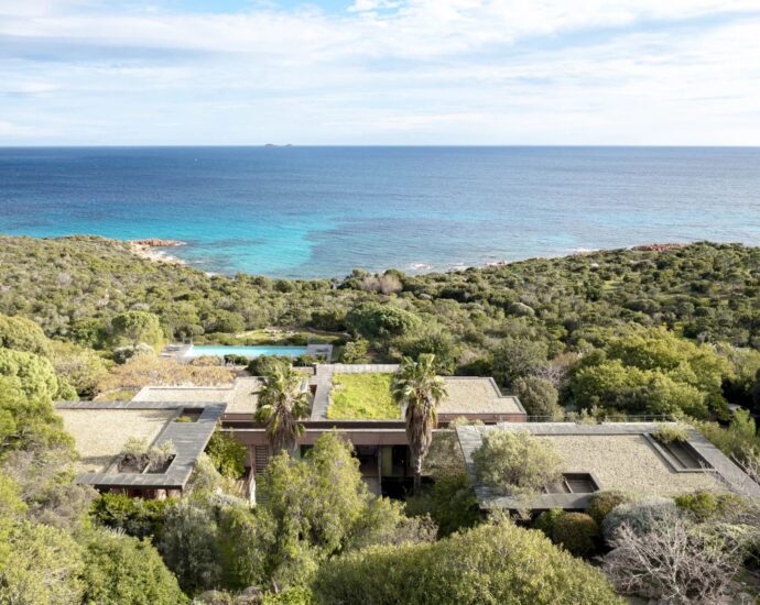 Palombaggia, villa pied dans l&rsquo;eau, 7 chambres, piscine à débordement, vue mer panoramique, plage à pied