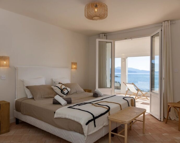 Sagone, Villa pieds dans l&rsquo;eau, 6 chambres, vue mer panoramique, accès plage à pied