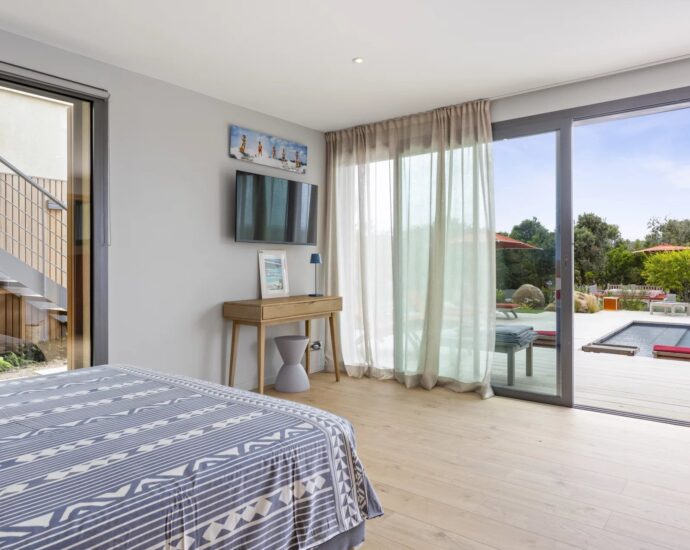 Bonifacio, 5-Bedroom Villa with Heated Pool, Golf Practice Area, Panoramic Mountain Views, Close to Beaches