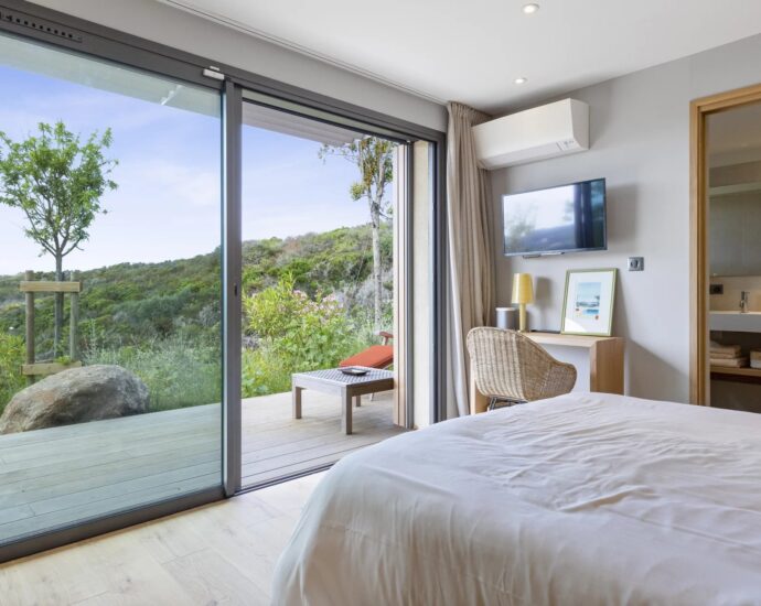 Bonifacio, 5-Bedroom Villa with Heated Pool, Golf Practice Area, Panoramic Mountain Views, Close to Beaches