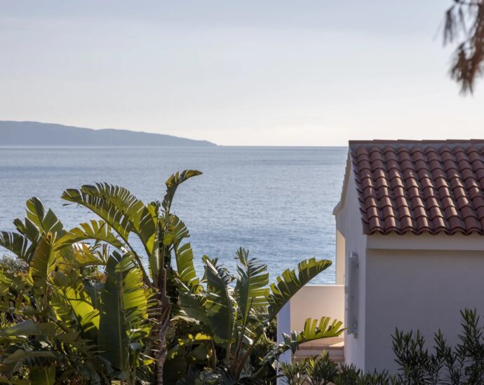 Sagone, Villa pieds dans l&rsquo;eau, 6 chambres, vue mer panoramique, accès plage à pied