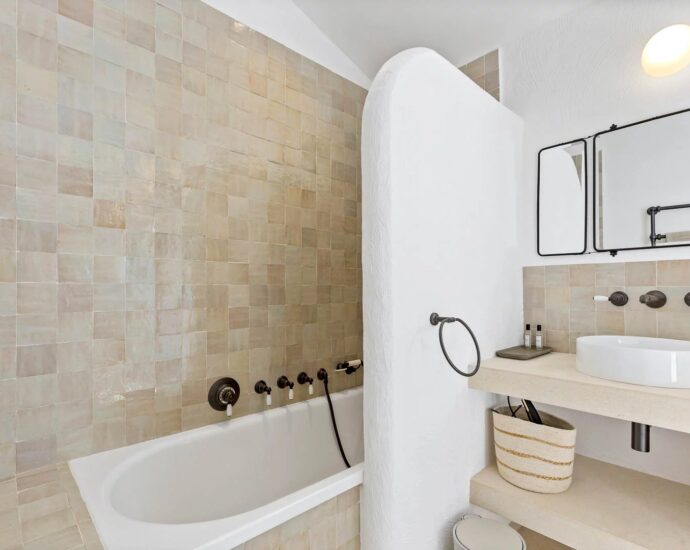 Porto-Vecchio, Domaine de Cala Rossa, villa pied dans l’eau, vue mer panoramique, 5 chambres, plage à pied