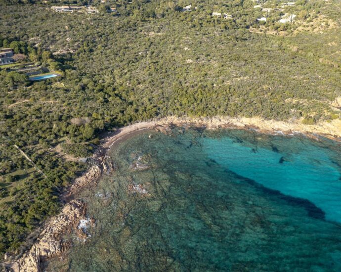 Palombaggia, villa pied dans l&rsquo;eau, 7 chambres, piscine à débordement, vue mer panoramique, plage à pied
