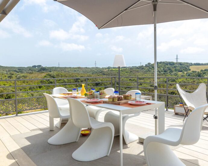 Bonifacio, 5-Bedroom Villa with Heated Pool, Golf Practice Area, Panoramic Mountain Views, Close to Beaches