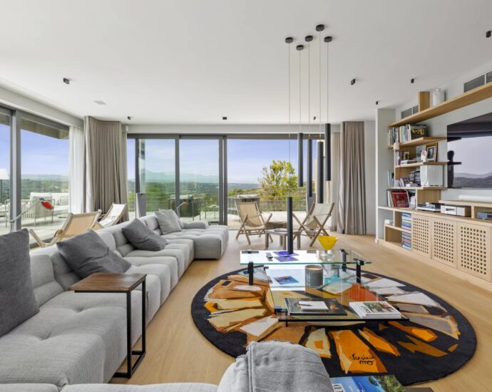 Bonifacio, 5-Bedroom Villa with Heated Pool, Golf Practice Area, Panoramic Mountain Views, Close to Beaches