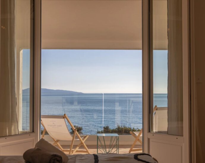 Sagone, Villa pieds dans l&rsquo;eau, 6 chambres, vue mer panoramique, accès plage à pied