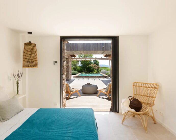 Plage de Cala Rossa, Villa 6 chambres, pied dans l&rsquo;eau, piscine, vue mer, plage à pied