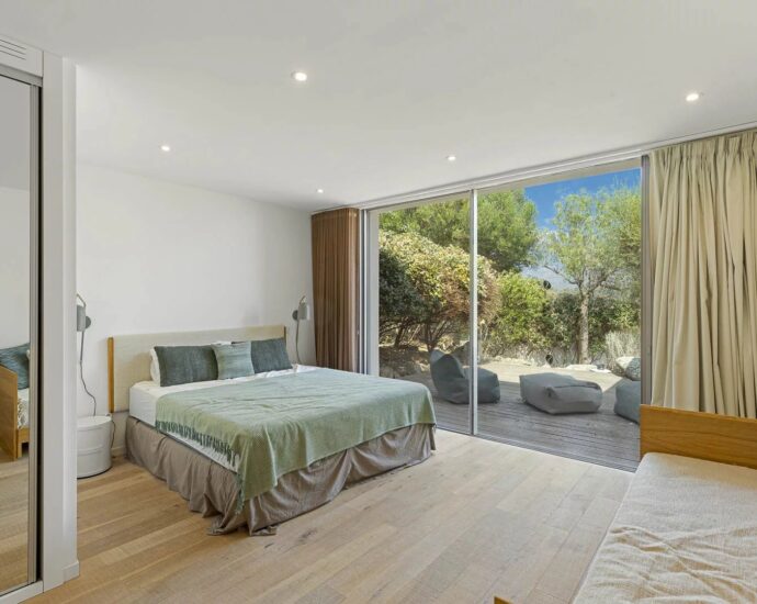 Porto-Vecchio, Santa Giulia, villa d&rsquo;architecte, 4 chambres, piscine, vue mer, proche plage