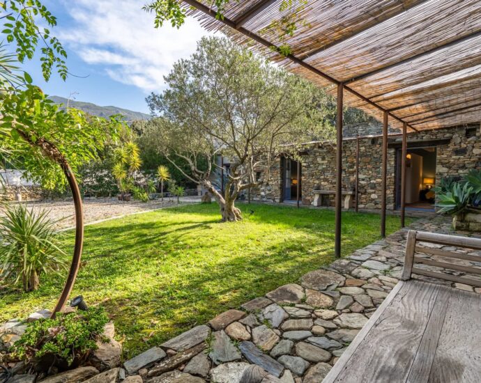 Saint-Florent, villa en pierres, 5 chambres, parc arboré avec piscine, proche plage