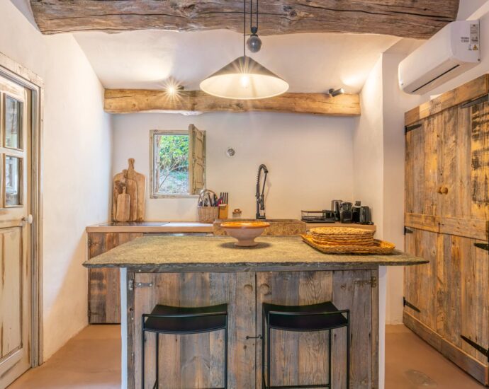 Porto-Vecchio, Piccovaggia, bergerie avec piscine à débordement, 4 chambres, vue dégagée, proche plage de Palombaggia