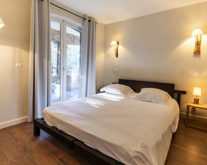 Porto-Vecchio, Domaine de Cala Rossa, villa 8 chambres, piscine et plage à pied