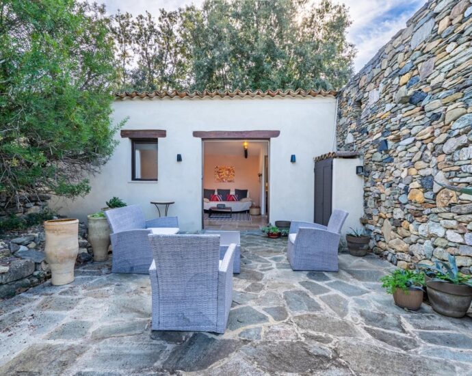 Saint-Florent, villa en pierres, 5 chambres, parc arboré avec piscine, proche plage