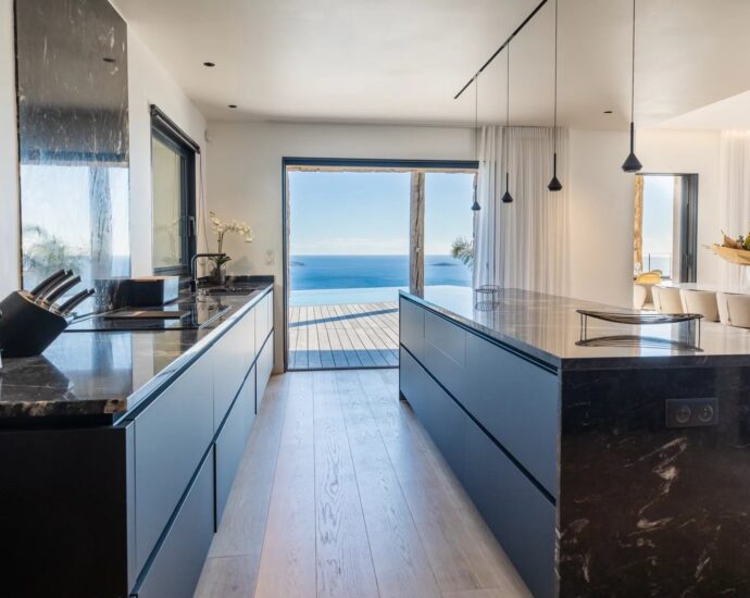 Palombaggia, 6 bedroom villa, swimming pool, panoramic sea view, close to the beach