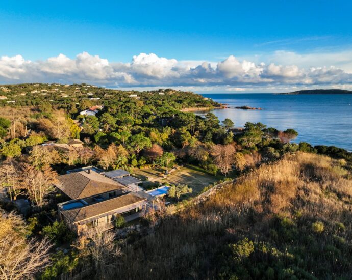 Plage de Cala Rossa, Villa 6 chambres, pied dans l&rsquo;eau, piscine, vue mer, plage à pied