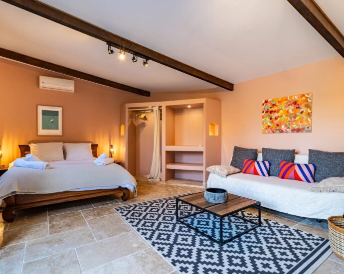 Saint-Florent, villa en pierres, 5 chambres, parc arboré avec piscine, proche plage