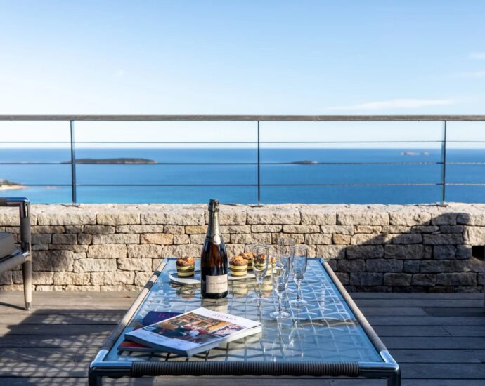 Palombaggia, villa 7 bedrooms, service room, swimming pool, panoramic sea view, beach on foot