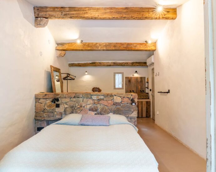 Porto-Vecchio, Piccovaggia, bergerie avec piscine à débordement, 4 chambres, vue dégagée, proche plage de Palombaggia