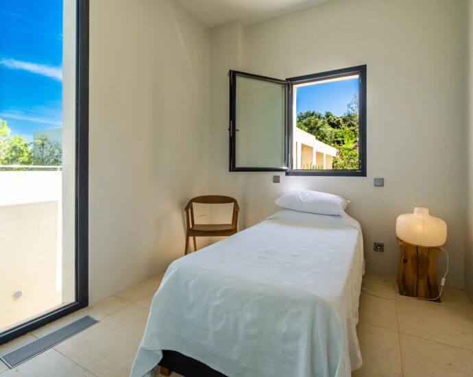 Baie de Calvi, Villa d&rsquo;architecte pour 10 personnes, vue mer panoramique, piscine, proche des plages.