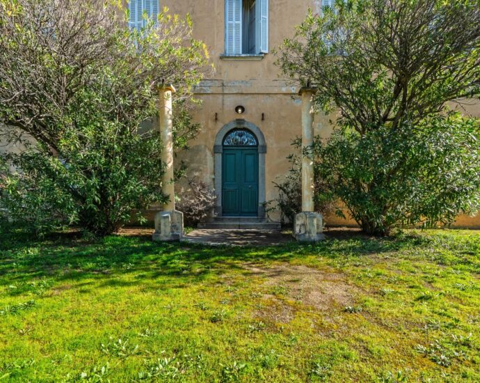 L’Île-Rousse, Town Centre, Manor House to renovate, 10 Bedrooms, Sea view, Walking distance to the beach
