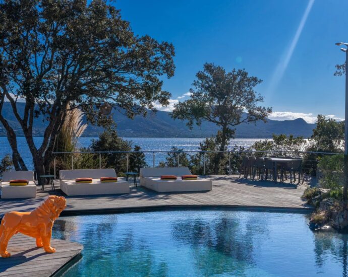 Porto-Vecchio, Marina Di Fiori, villa 7 chambres, pied dans l&rsquo;eau, piscine, vue mer, plage à pied