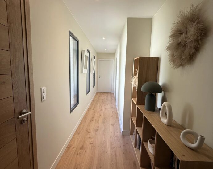 Lecci, Villa contemporaine de plain-pied, vue dégagée, piscine, spa, proche plage