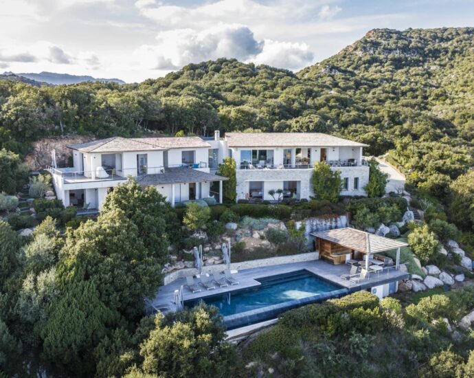 Palombaggia, villa 7 bedrooms, service room, swimming pool, panoramic sea view, beach on foot