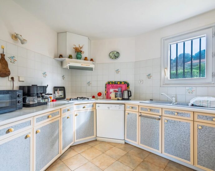 Marine de Davia, 4-bedroom villa with sea view, 100 metres from the beach