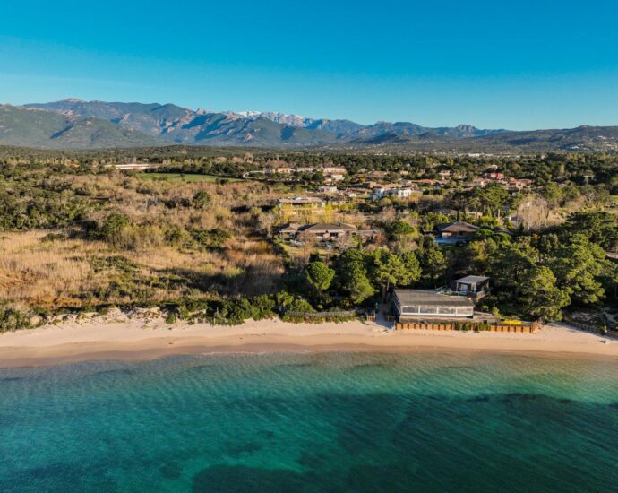 Plage de Cala Rossa, Villa 6 chambres, pied dans l&rsquo;eau, piscine, vue mer, plage à pied