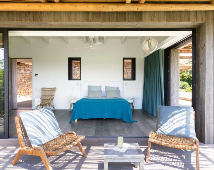 Plage de Cala Rossa, Villa 6 chambres, pied dans l&rsquo;eau, piscine, vue mer, plage à pied