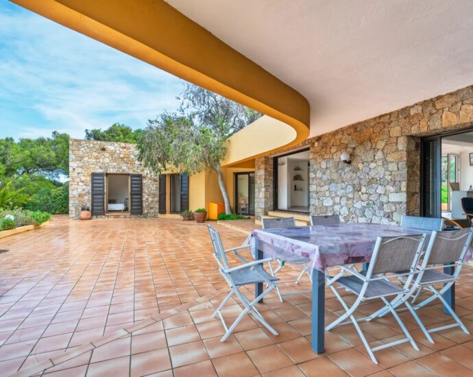 Marine de Davia, 4-bedroom villa with sea view, 100 metres from the beach