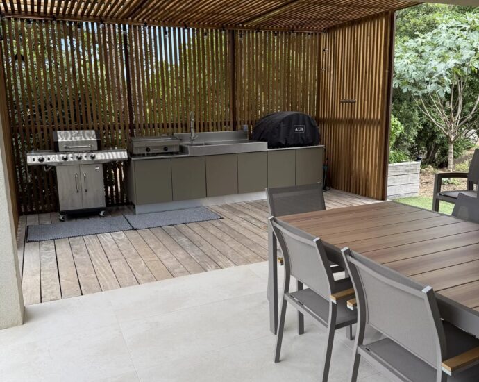 Lecci, Villa contemporaine de plain-pied, vue dégagée, piscine, spa, proche plage