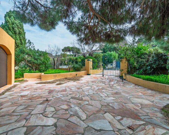 Marine de Davia, 4-bedroom villa with sea view, 100 metres from the beach